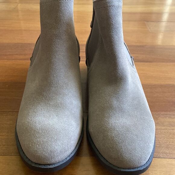 Steve Madden Tan Taupe Suede Pull-on Minimalist Chelsea Flat Booties Size 8.5 - Picture 11 of 11